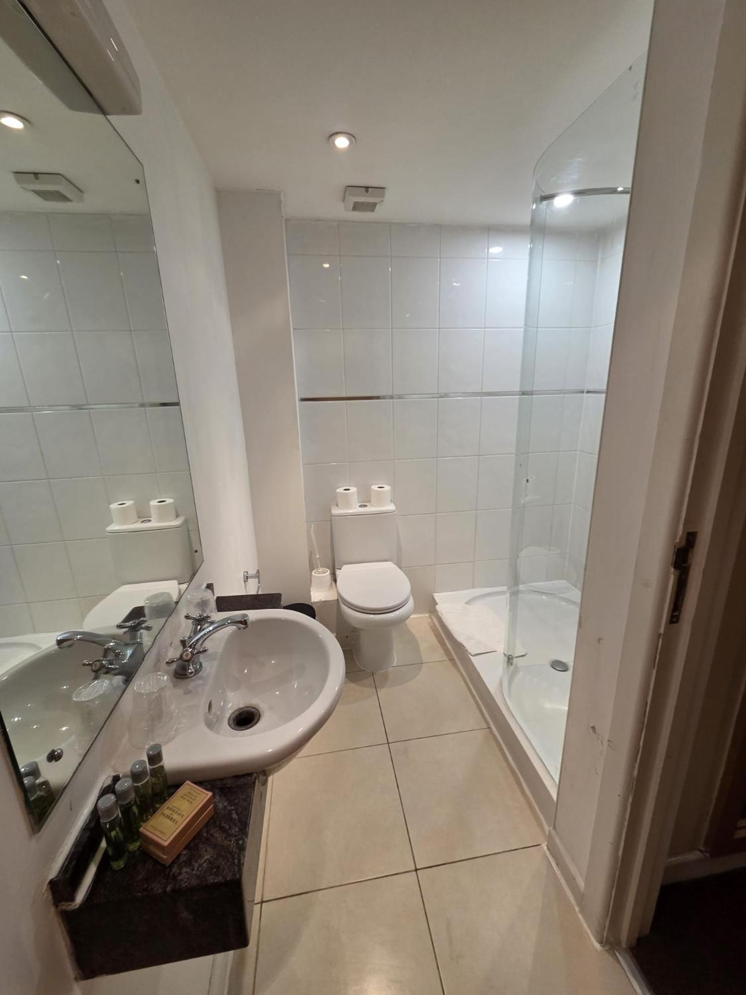 The Luton Hotel מראה חיצוני תמונה