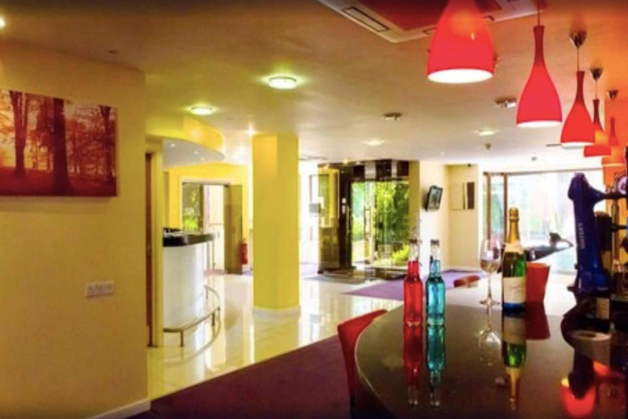 The Luton Hotel מראה חיצוני תמונה