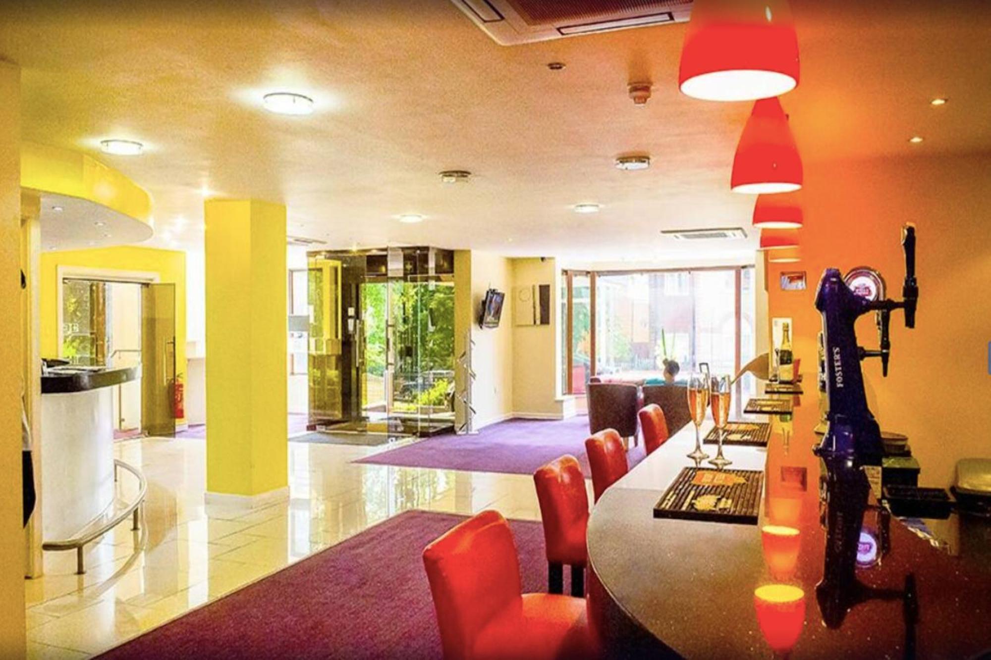 The Luton Hotel מראה חיצוני תמונה